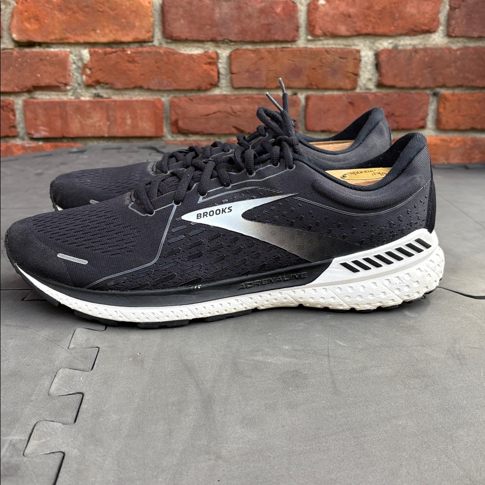 Brooks Men's Black and White Athletic Shoes size 12.5 - Picture 5 of 8